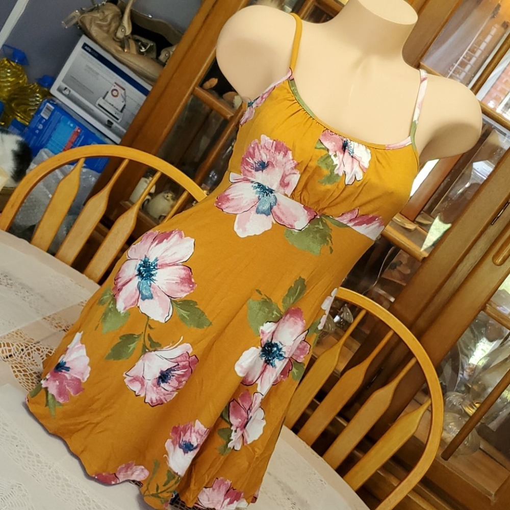 Stunning Warm Weather Floral Dress - Picture 1 of 9